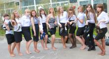  candid_pantyhose_1509_bare_footed_group.jpg thumbnail