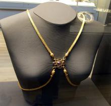  626px-Gold_body_chain_hoxne_treasure_reflections.JPG