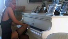  lady_gaga-piano-29.jpg