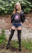  candid-pantyhose-576-shorts-high-boots.jpg thumbnail