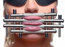  unusual-gag-51_lips_tongue_press.jpg thumbnail