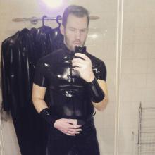  everyday-latex-fashion-65-selfie.jpg thumbnail