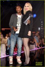  gwen-stefani-12_black_fishnet_pantyhose.jpg thumbnail