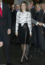  leather_pencil_skirt_black_shiny_pantyhose-01.jpg thumbnail