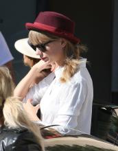  Taylor-Swift-in-Pantyhose-11.jpg thumbnail