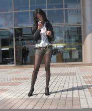  candid_pantyhose_959_black_shorts.jpg