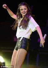  selena_gomez-08_shiny_pantyhose_shorts.jpg thumbnail