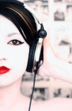  girl_with_headphones-03.jpg thumbnail