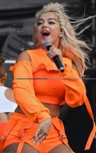  BeBe_Rexha-07_fishnet_pantyhose_with_shorts.jpg