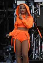  BeBe_Rexha-01_fishnet_pantyhose_with_shorts.jpg