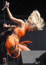  BeBe_Rexha-05_fishnet_pantyhose_with_shorts.jpg