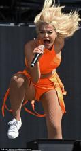  BeBe_Rexha-03_fishnet_pantyhose_with_shorts.jpg