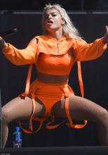  BeBe_Rexha-06_fishnet_pantyhose_with_shorts.jpg
