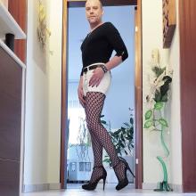  men_in_pantyhose_585_shorts_high_heels.jpg thumbnail