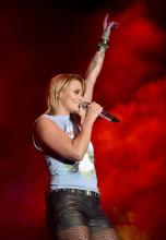  miranda_lambert-06_black_patterned_pantyhose_leather_mini_shorts.jpg