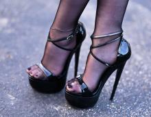  pantyhose_with_bracelet-01_black_sheer_pantyhose_high_heels.jpg