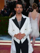  men-nail-polish-21_Joe_Jonas.webp