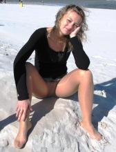  pantyhose-beach-02.jpg