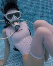  white_realise_swimsuit_white_stockings_under_water-01.jpg