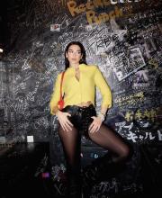  dua_lipa-20_in_pantyhose_and_mini_shorts.jpg thumbnail